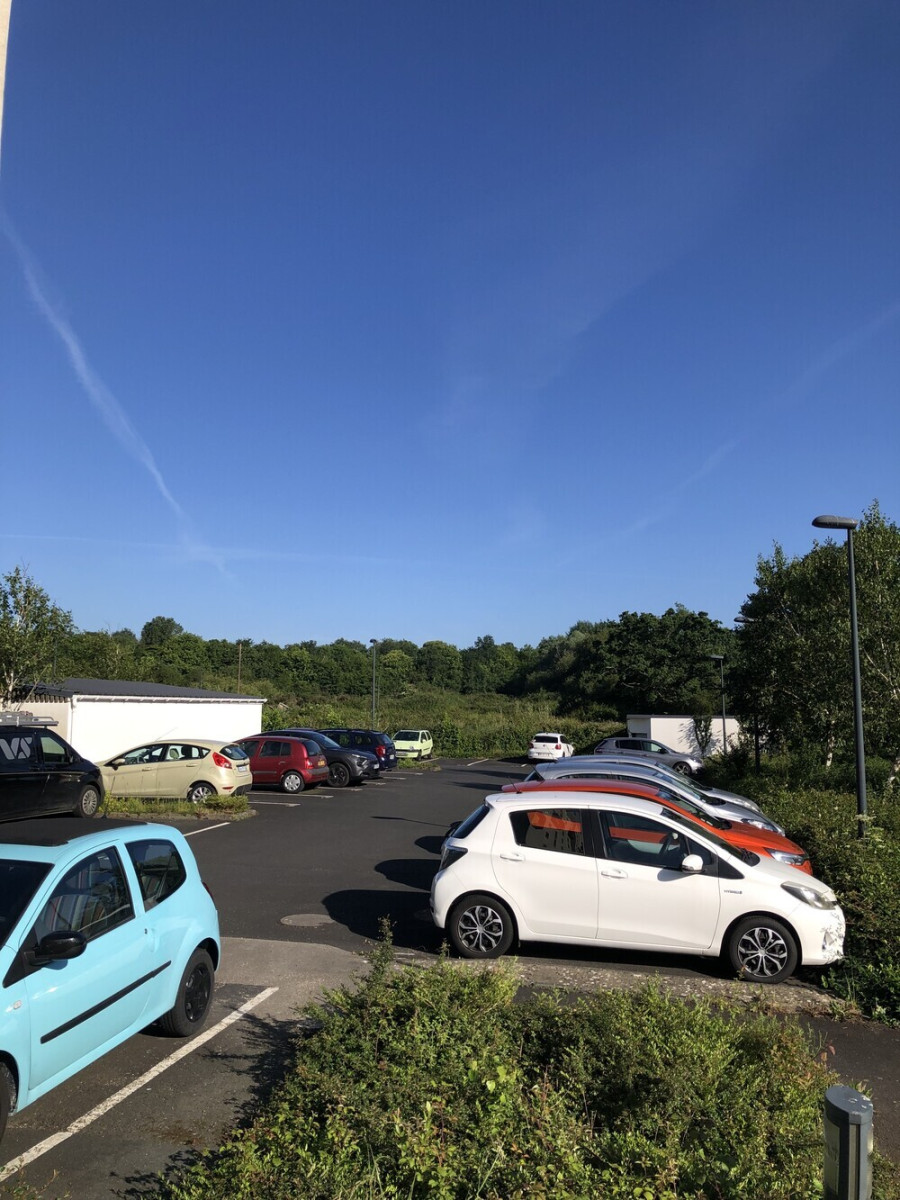 
                                                Location
                                                 Place de parking privée