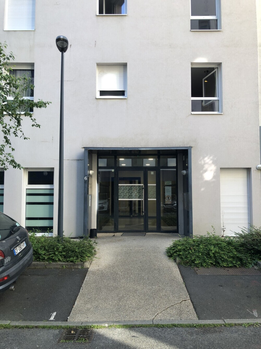 
                                                Location
                                                 Place de parking privée