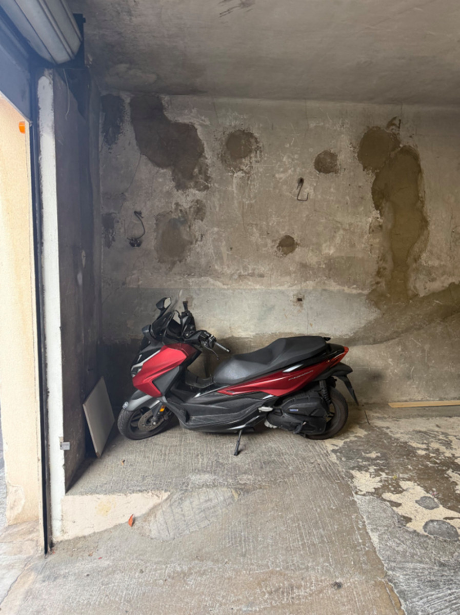 
                                                Location
                                                 Place parking moto Rue Hesus