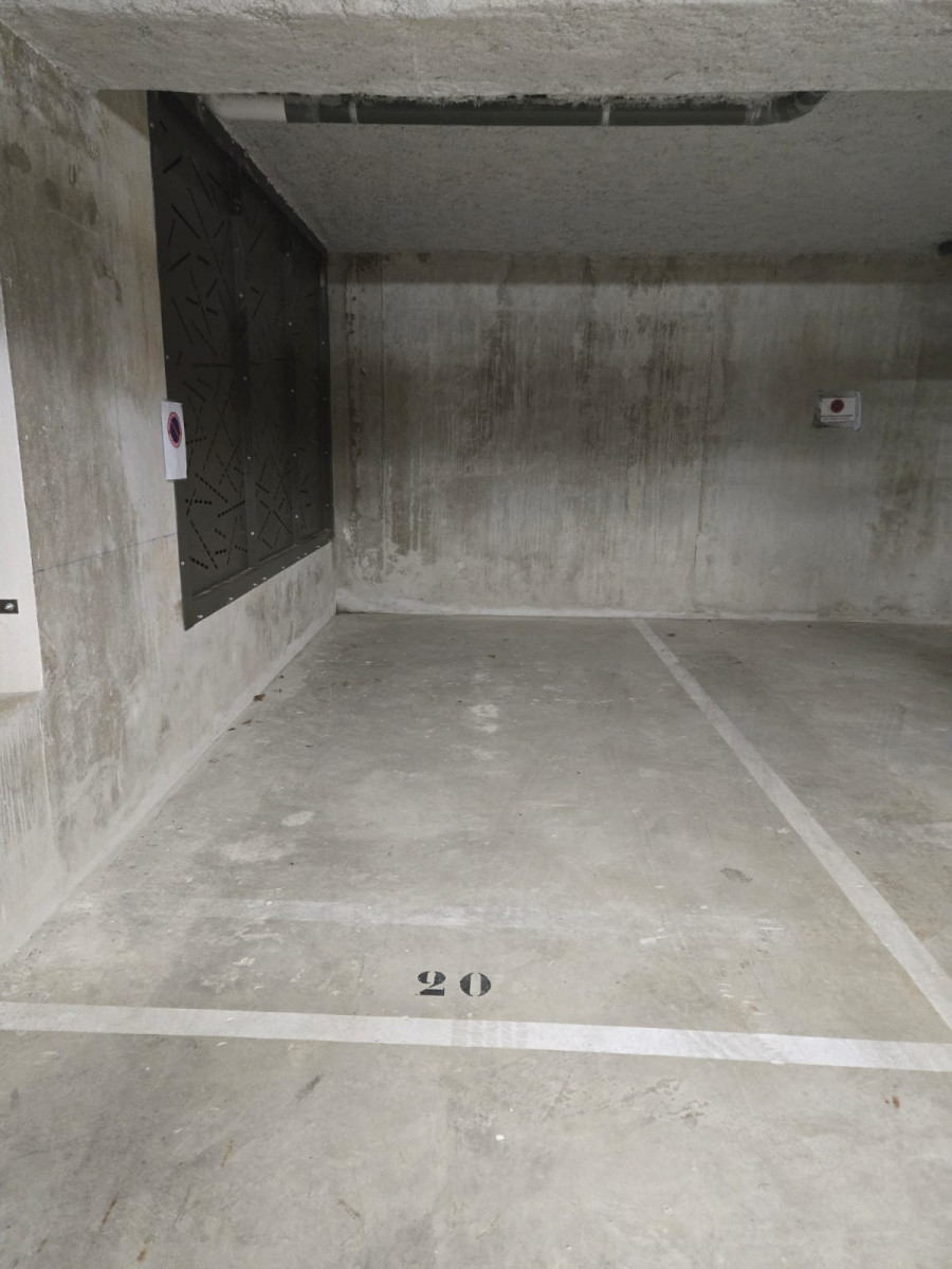 
                                                Location
                                                 Places de parking - Champs sur Marne
