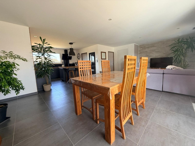 
                                                Vente
                                                 Plain-pied 130m2 - 4 chambres - Piscine chauffée - Terrain 1 687 m²