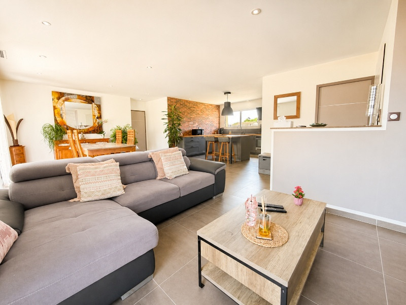 
                                                Vente
                                                 Plain-pied 130m2 - 4 chambres - Piscine chauffée - Terrain 1 687 m²