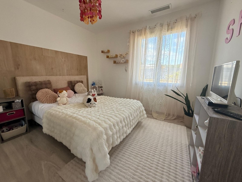 
                                                Vente
                                                 Plain-pied 130m2 - 4 chambres - Piscine chauffée - Terrain 1 687 m²
