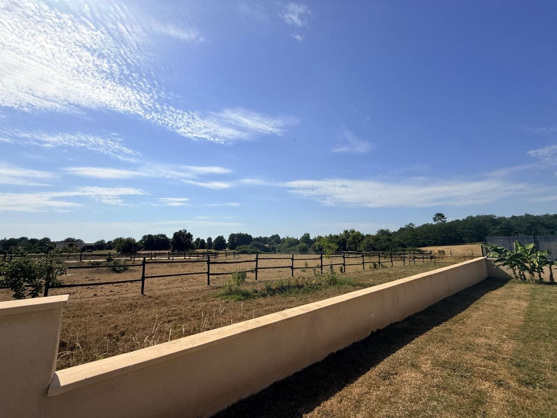 
                                                Vente
                                                 Plain-pied 130m2 - 4 chambres - Piscine chauffée - Terrain 1 687 m²