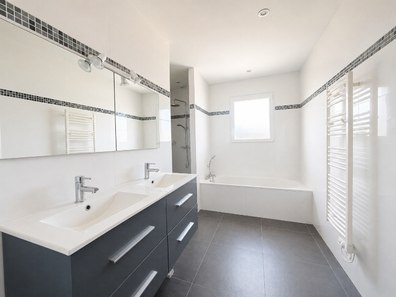 
                                                Vente
                                                 Plain-pied 130m2 - 4 chambres - Piscine chauffée - Terrain 1 687 m²
