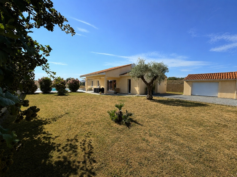 
                                                Vente
                                                 Plain-pied 130m2 - 4 chambres - Piscine chauffée - Terrain 1 687 m²
