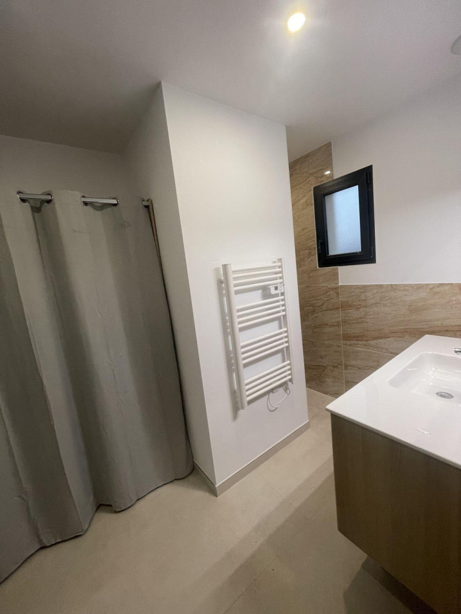 
                                                Location
                                                 Plain-pied cosy ,idéal pour une vie facile