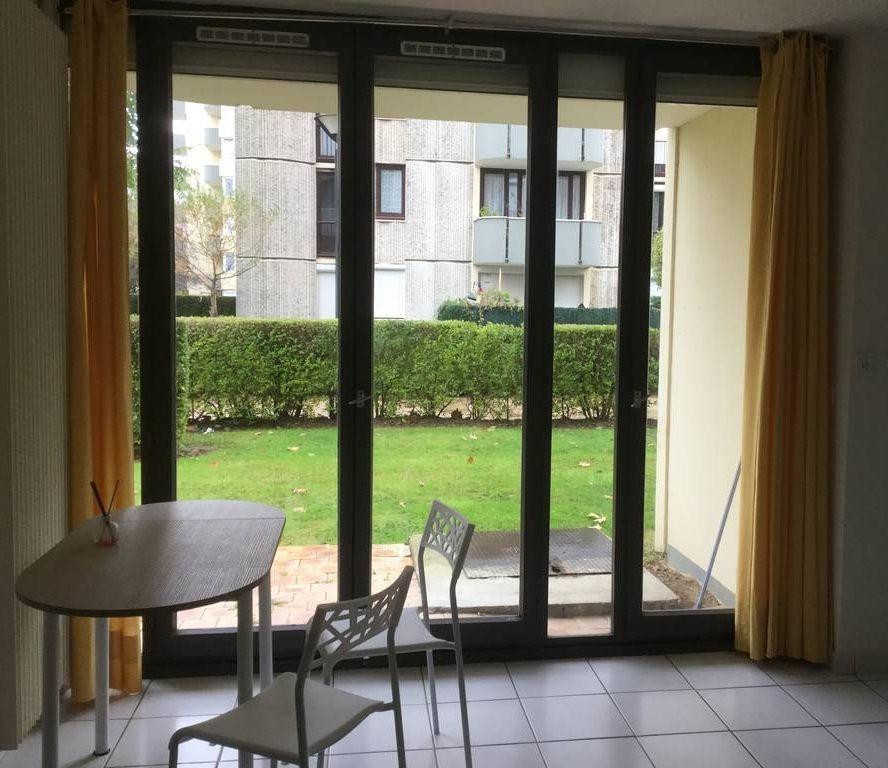 
                                                Location
                                                 Plein centre d'Elancourt, résidence calme