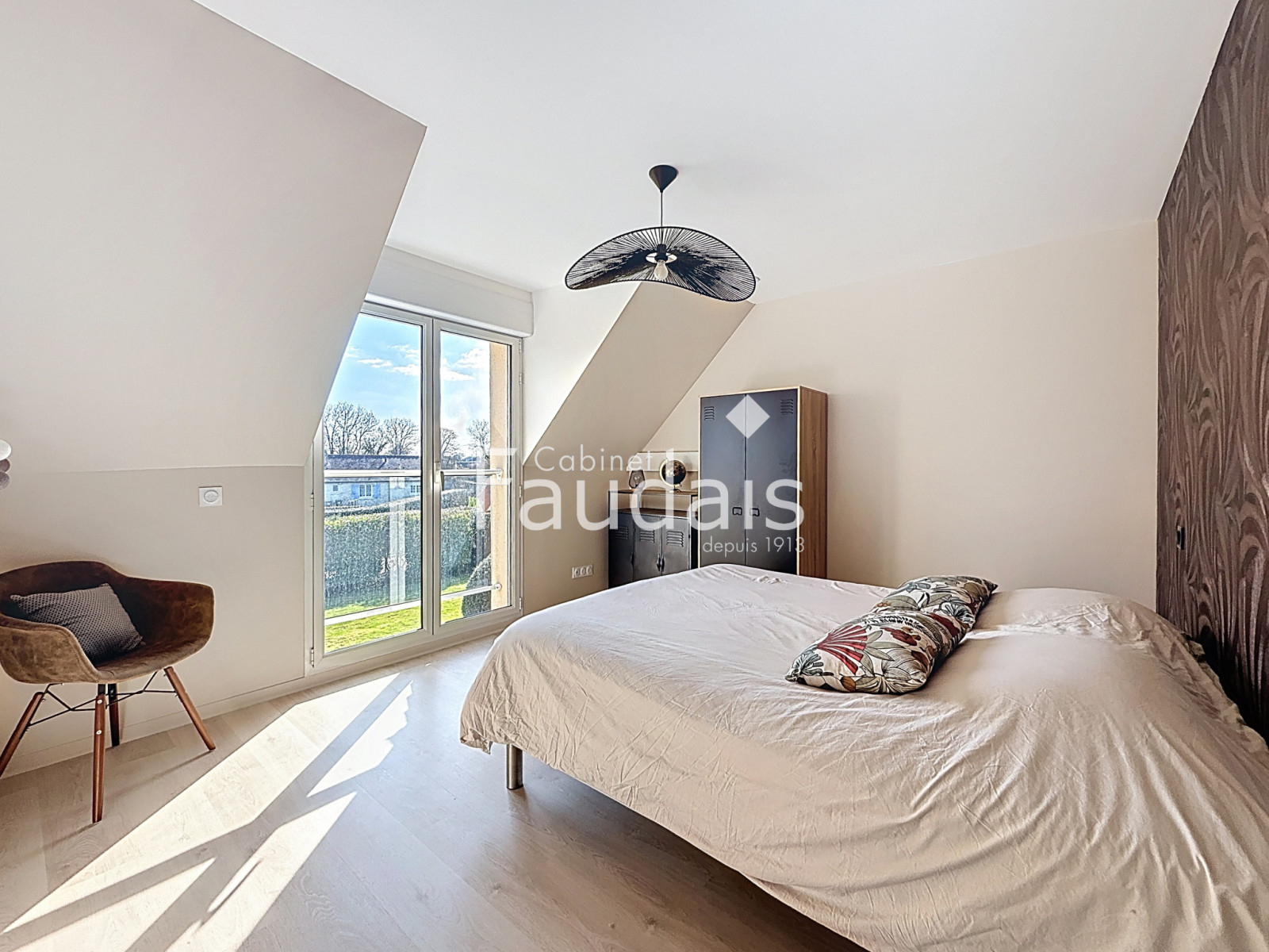 
                                                Vente
                                                 PONT HEBERT, maison de 200m2 avec piscine