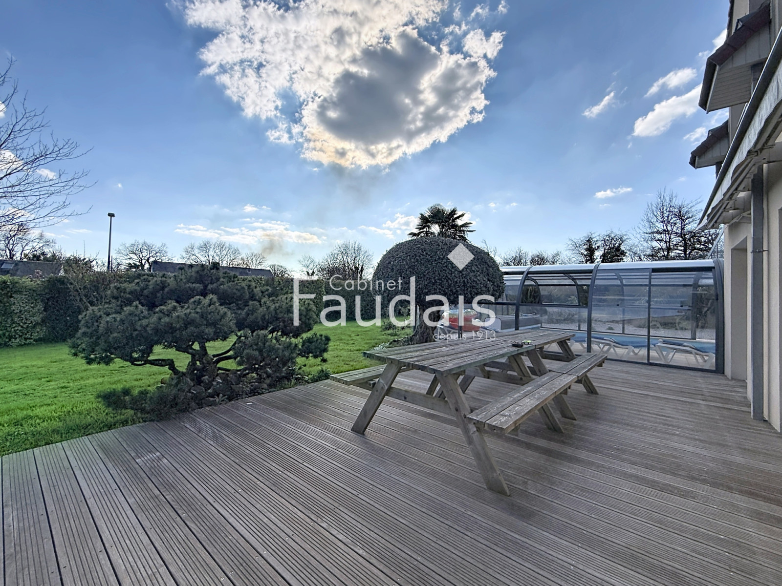 
                                                Vente
                                                 PONT HEBERT, maison de 200m2 avec piscine