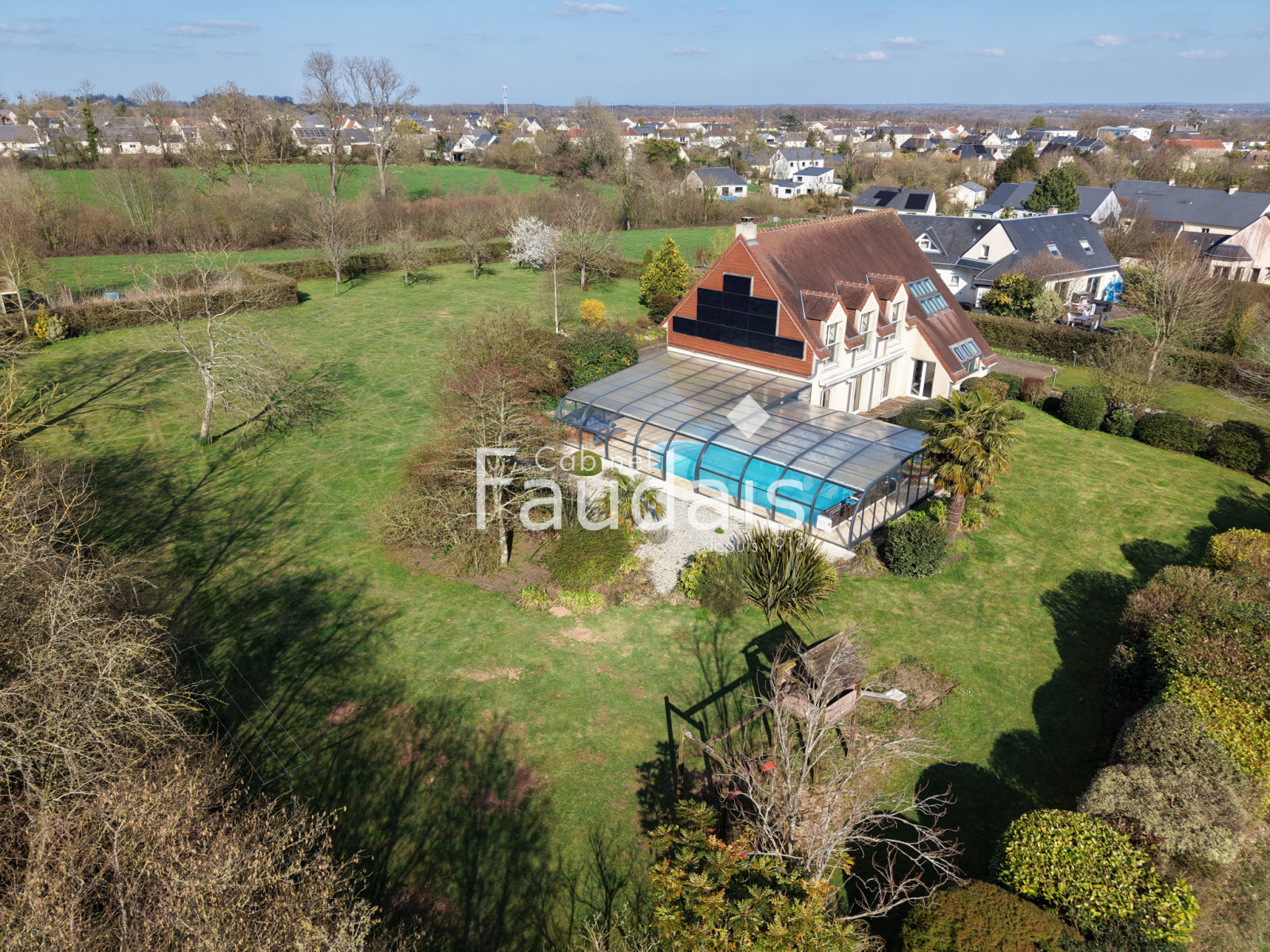 
                                                Vente
                                                 PONT HEBERT, maison de 200m2 avec piscine