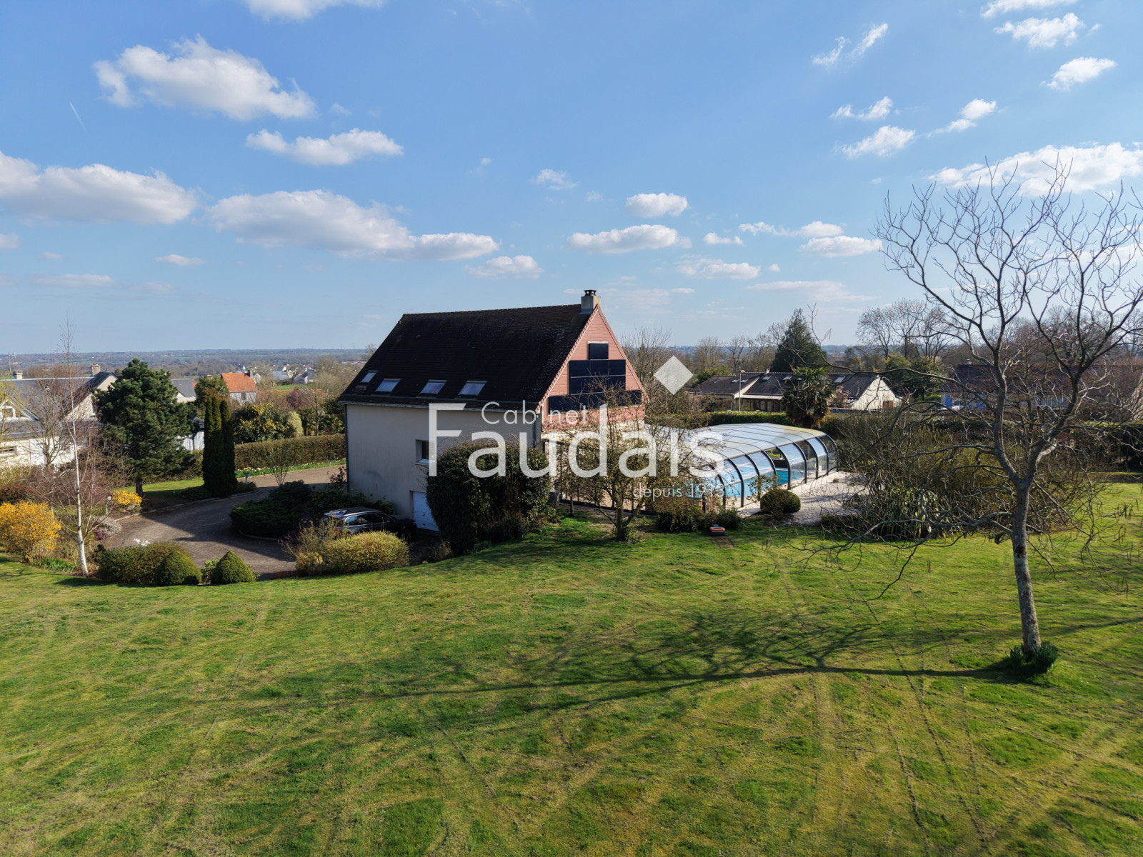 
                                                Vente
                                                 PONT HEBERT, maison de 200m2 avec piscine