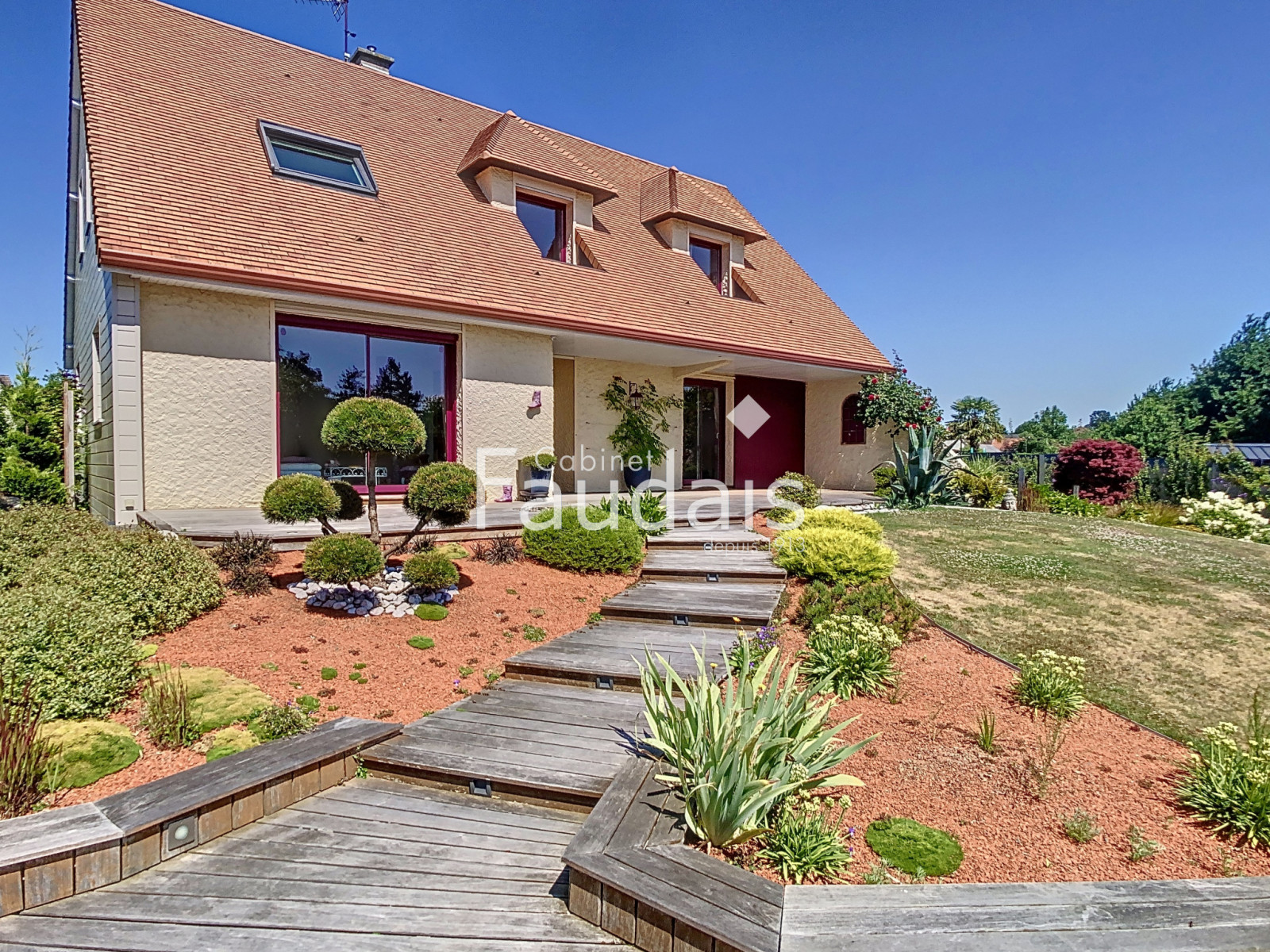 
                                                Vente
                                                 PONT-HEBERT, Maison rénovée de 145m2, 4 chambres