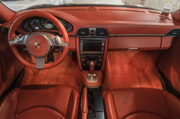 
                                                Voiture
                                                 Porsche 911 (997.2) Carrera 4