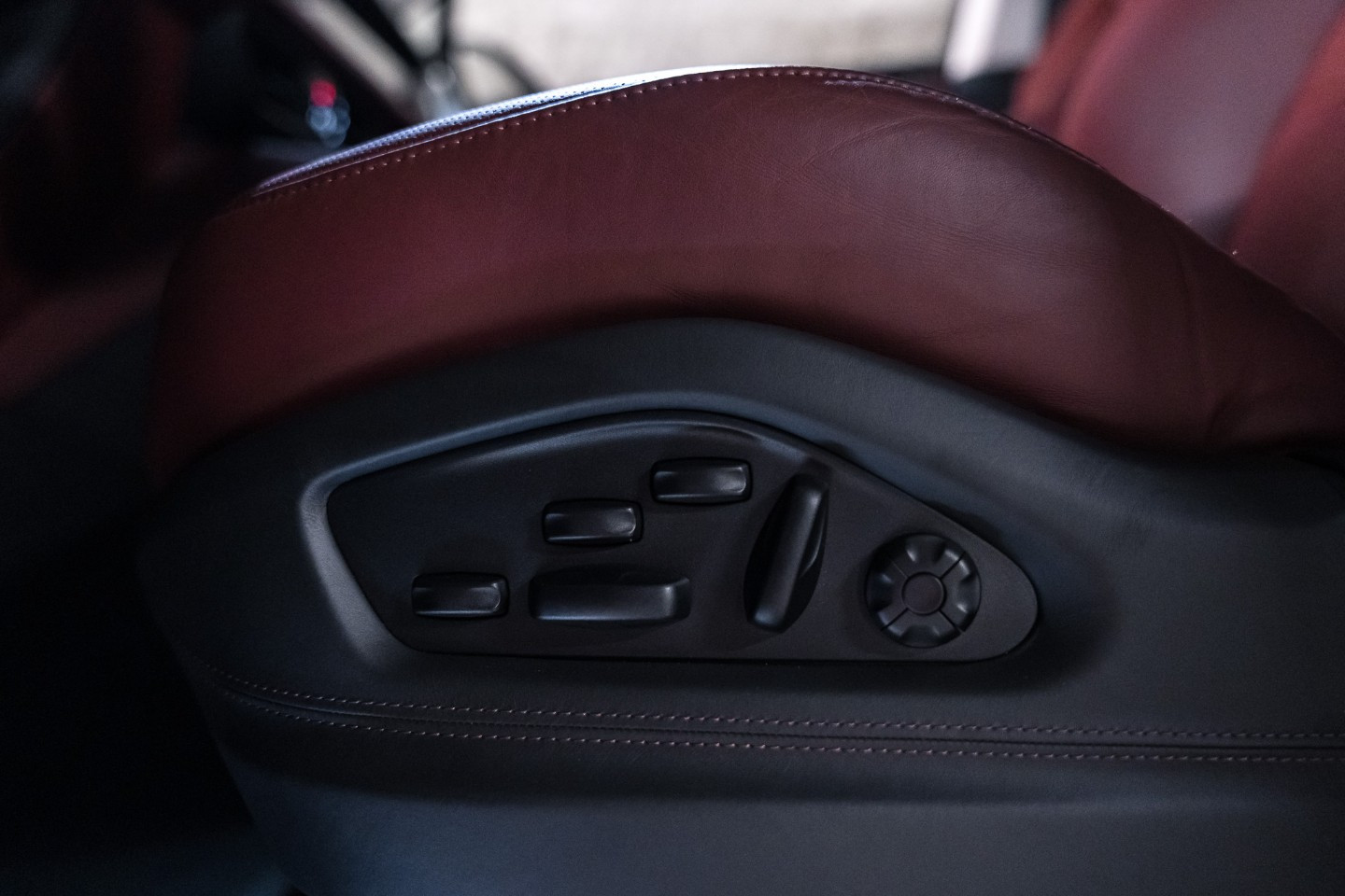 
                                                Voiture
                                                 Porsche Cayenne (III.II) Coupe E-Hybrid V6 3.0 470