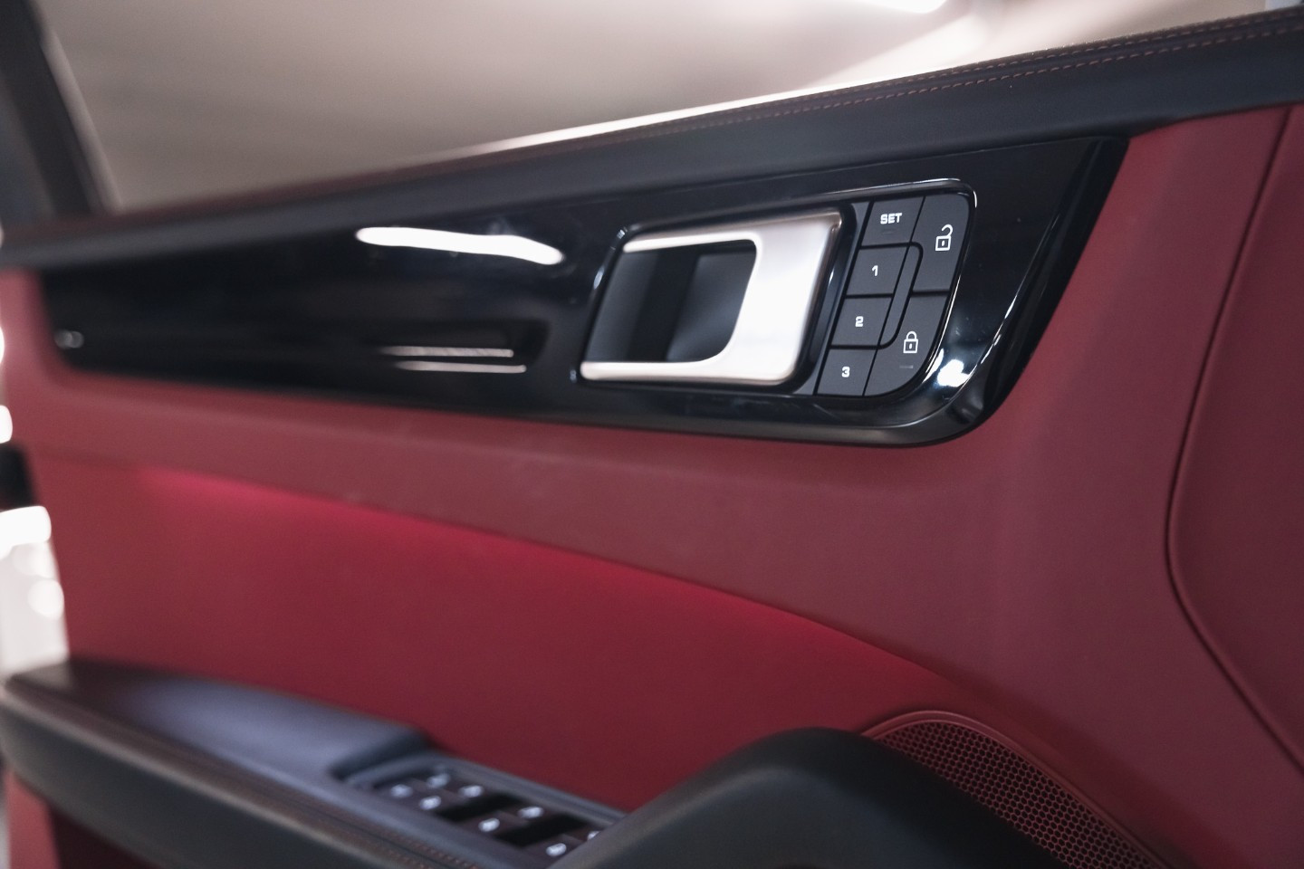 
                                                Voiture
                                                 Porsche Cayenne (III) V6 E-Hybrid Platinum Edition