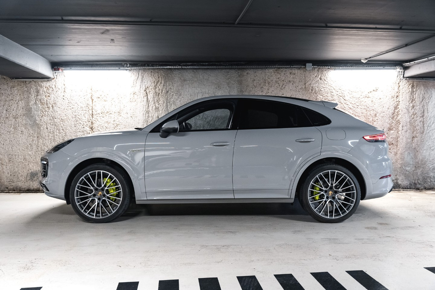 
                                                Voiture
                                                 Porsche Cayenne (III) V6 E-Hybrid Platinum Edition