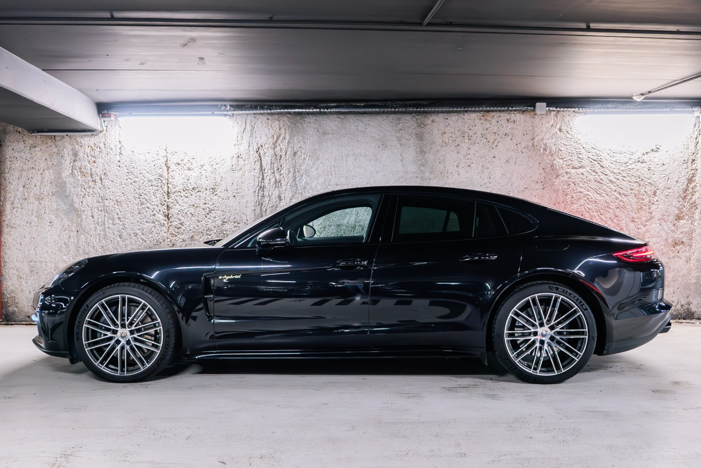
                                                Voiture
                                                 Porsche Panamera 4 E-Hybrid