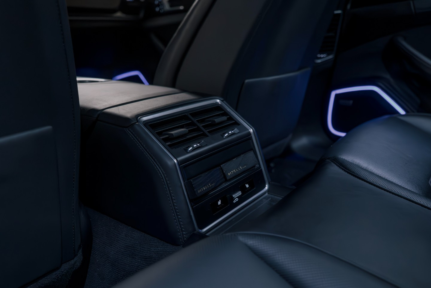 
                                                Voiture
                                                 Porsche Panamera 4 E-Hybrid