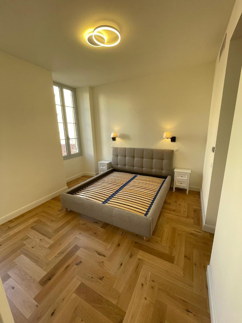 
                                                Vente
                                                 Port de Nice: Appartement 3 p entièrement rénové
