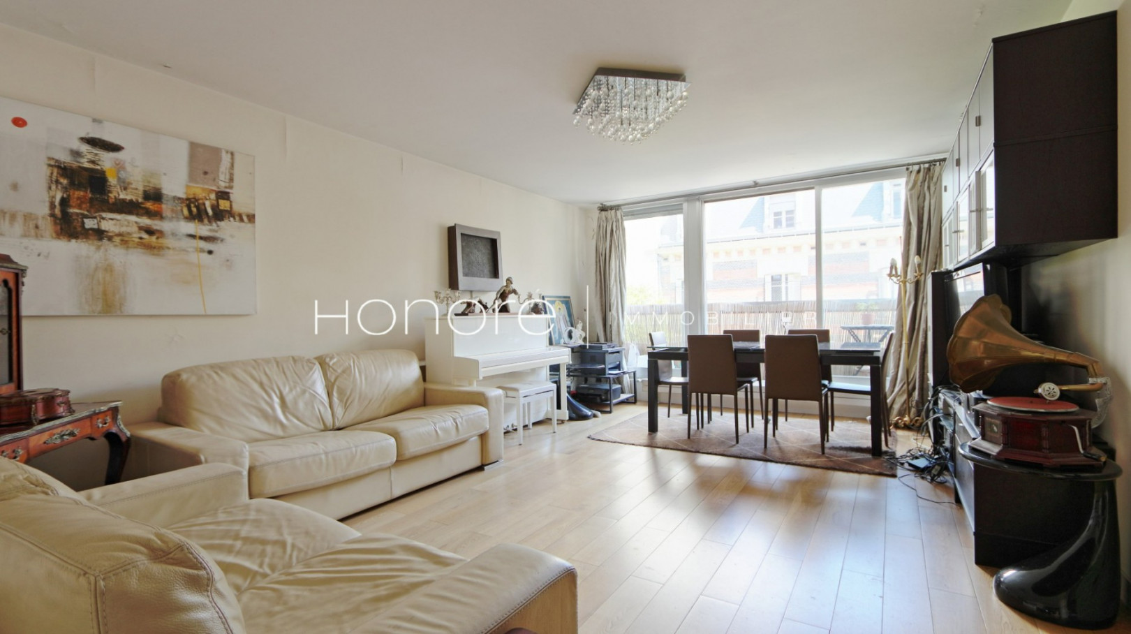 
                                                Vente
                                                 PORTE DAUPHINE / 3 PIÈCES - 2 CHAMBRES