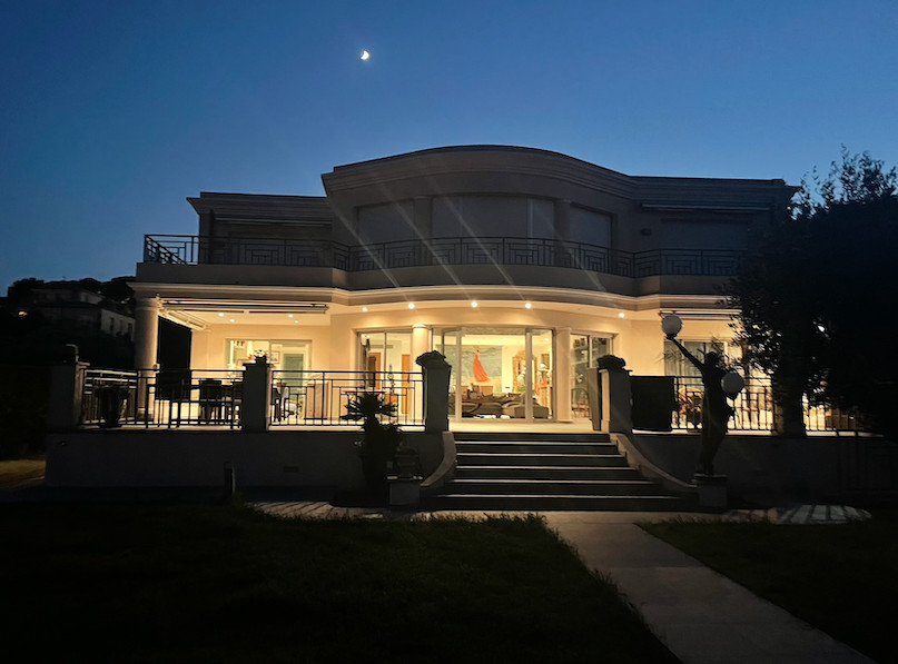 
                                                Vente
                                                 Pour horizon, la Méditerranée