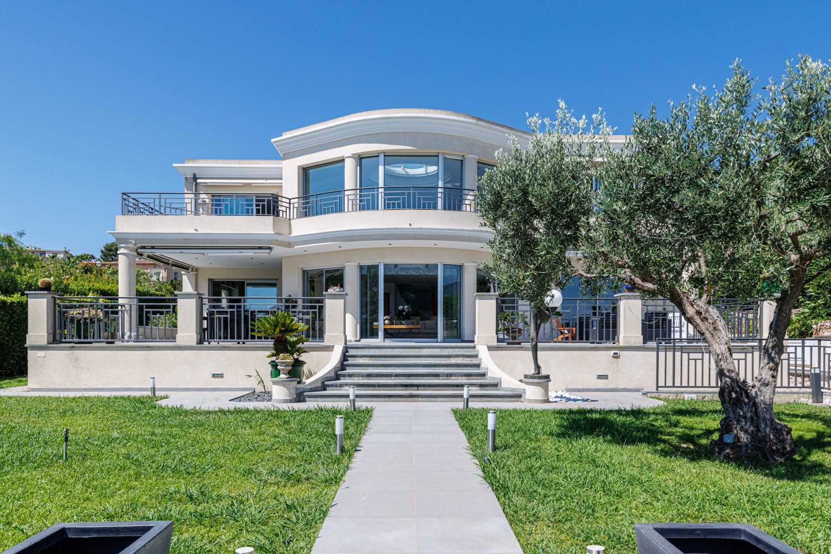 
                                                Vente
                                                 Pour horizon, la Méditerranée