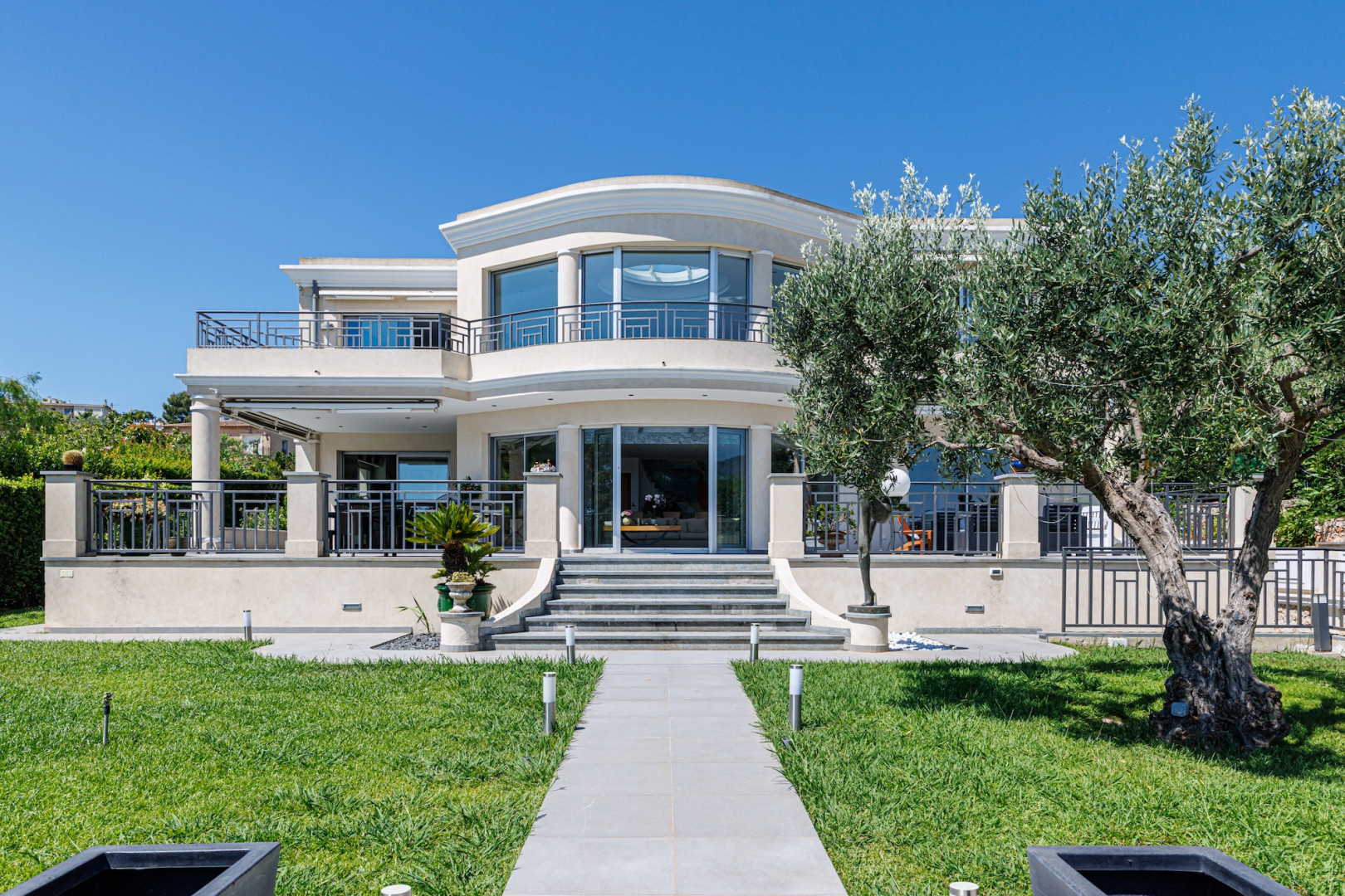 
                                                Vente
                                                 Pour horizon, la Méditerranée