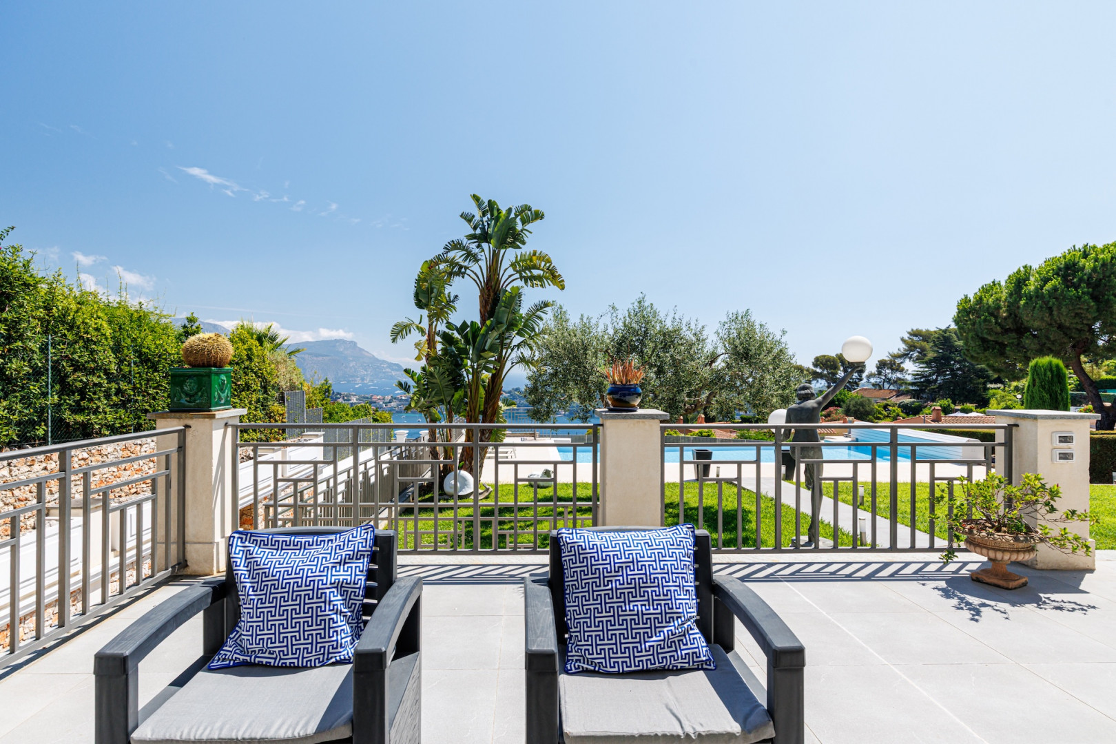 
                                                Vente
                                                 Pour horizon, la Méditerranée