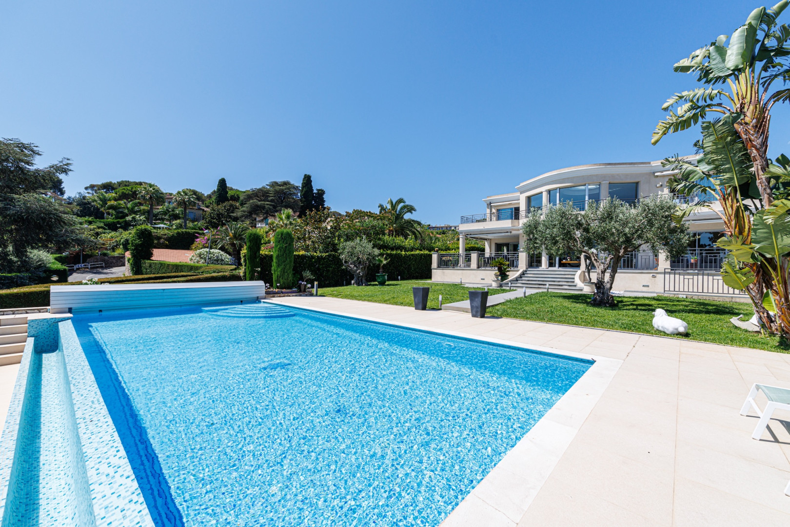 
                                                Vente
                                                 Pour horizon, la Méditerranée