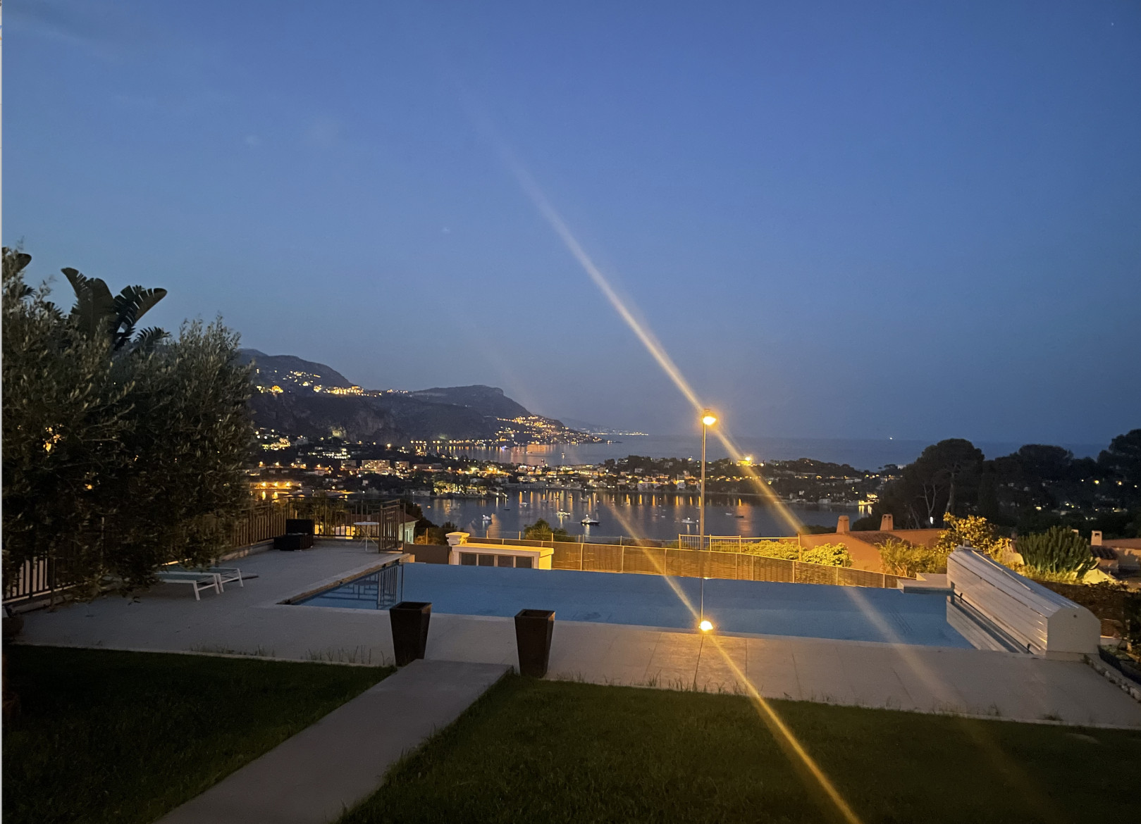 
                                                Vente
                                                 Pour horizon, la Méditerranée