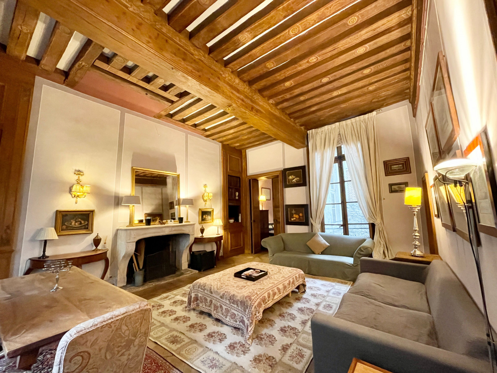 
                                                Location
                                                 Prestigious Apartment in a Historic Building on the Famous Île Saint-Louis (loyer tout inclus)