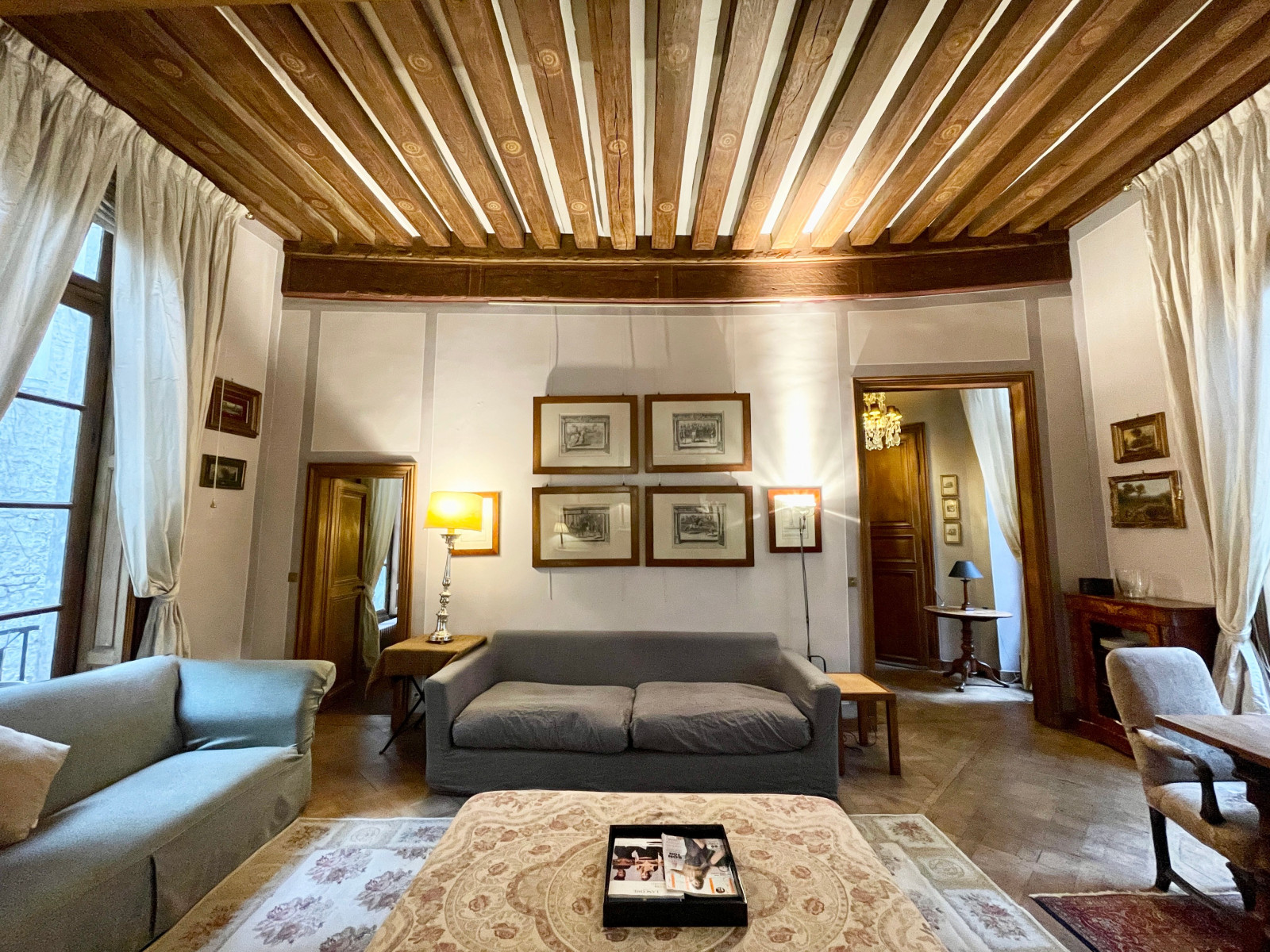 
                                                Location
                                                 Prestigious Apartment in a Historic Building on the Famous Île Saint-Louis (loyer tout inclus)