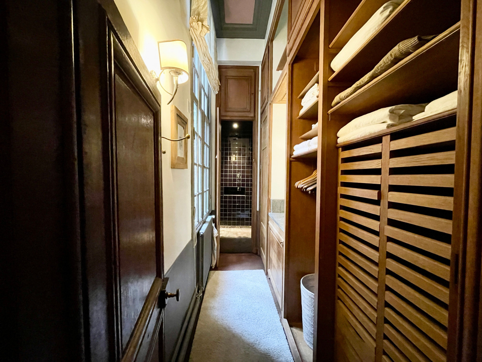 
                                                Location
                                                 Prestigious Apartment in a Historic Building on the Famous Île Saint-Louis (loyer tout inclus)
