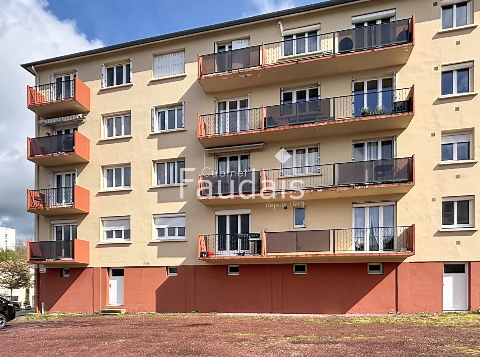 
                                                Vente
                                                 PROCHE CENTRE VILLE ET COLLEGE