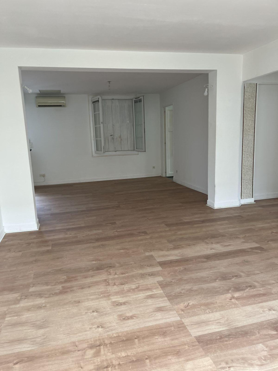 
                                                Location
                                                 Proche du centre ville et de toutes commodites .