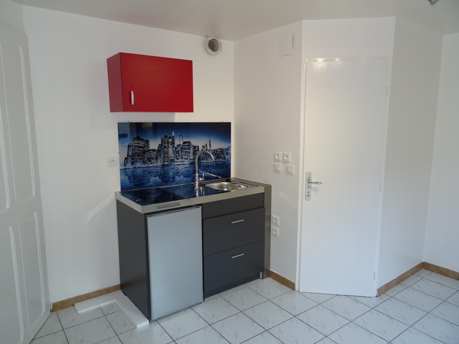 
                                                Location
                                                 Proche Ecole de Condé et Fac des Lettres, STUDIO