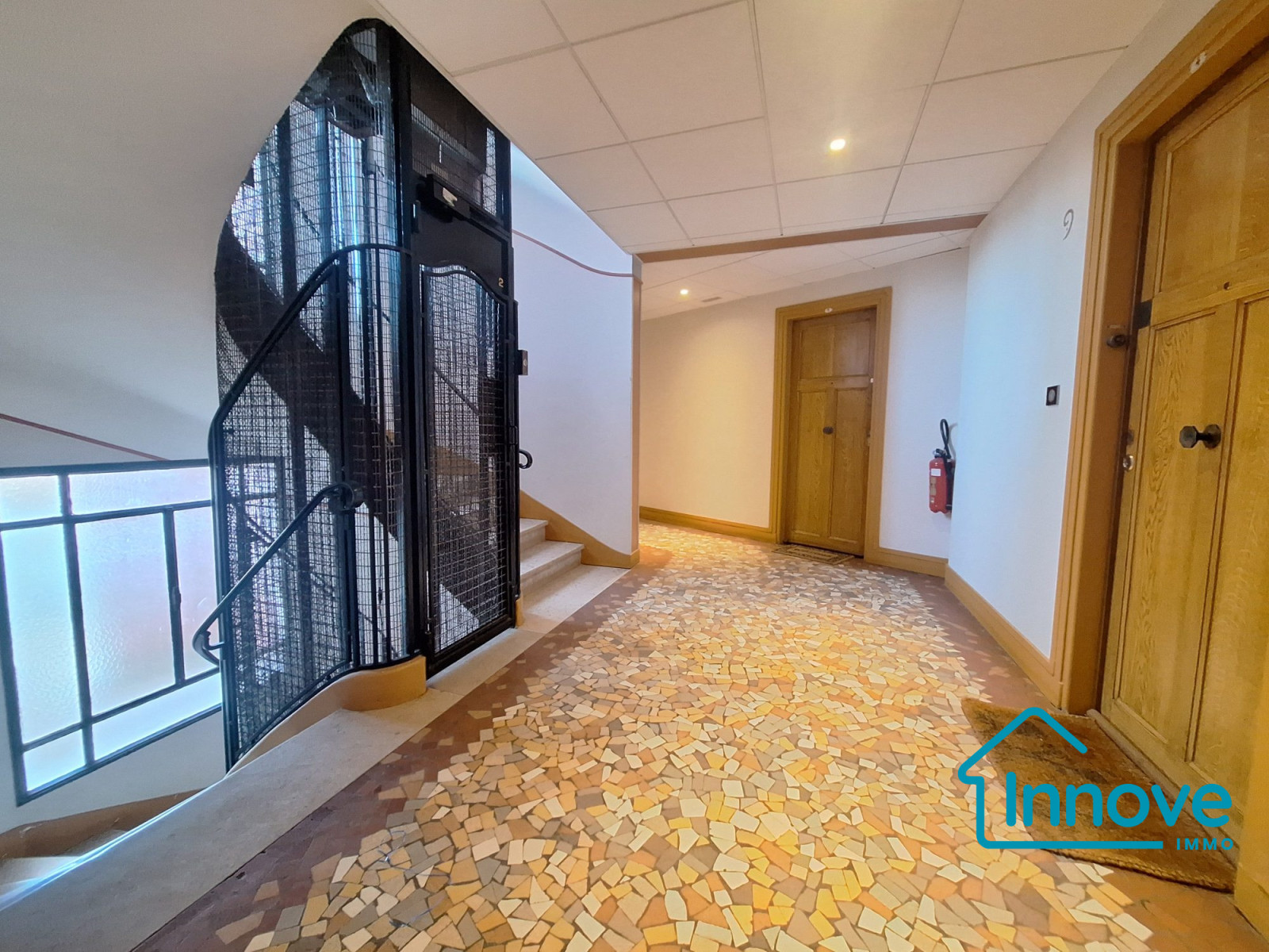 
                                                Vente
                                                 Proche gare de Porchefontaine : 2/3 pièces plein de charme avec