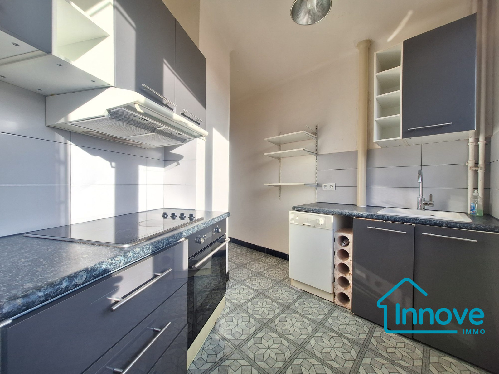 
                                                Vente
                                                 Proche gare de Porchefontaine : 2/3 pièces plein de charme avec