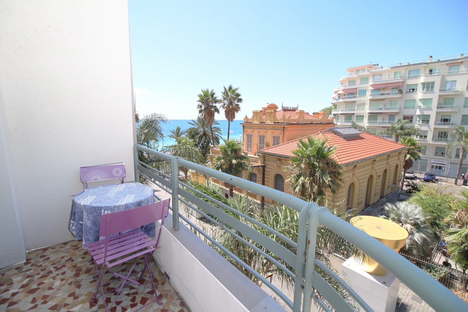 
                                                Vente
                                                 Promenade des Anglais 3 pièces a vendre Vue Mer en étage