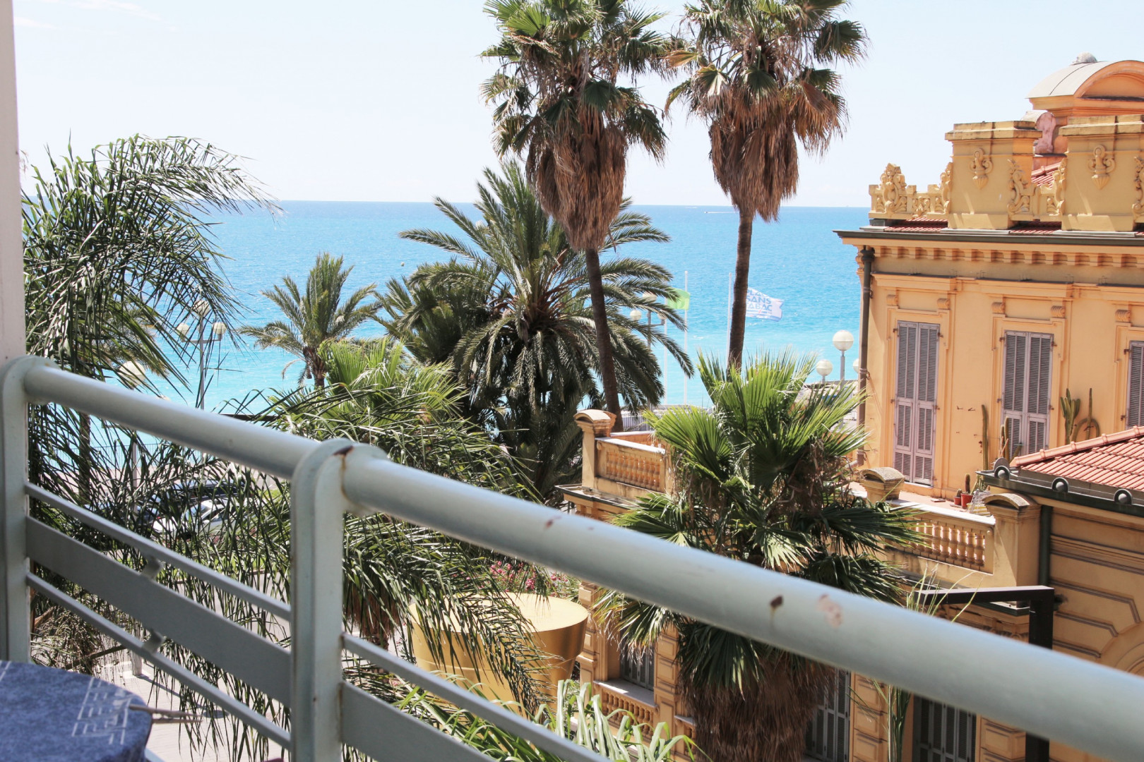 
                                                Vente
                                                 Promenade des Anglais 3 pièces a vendre Vue Mer en étage