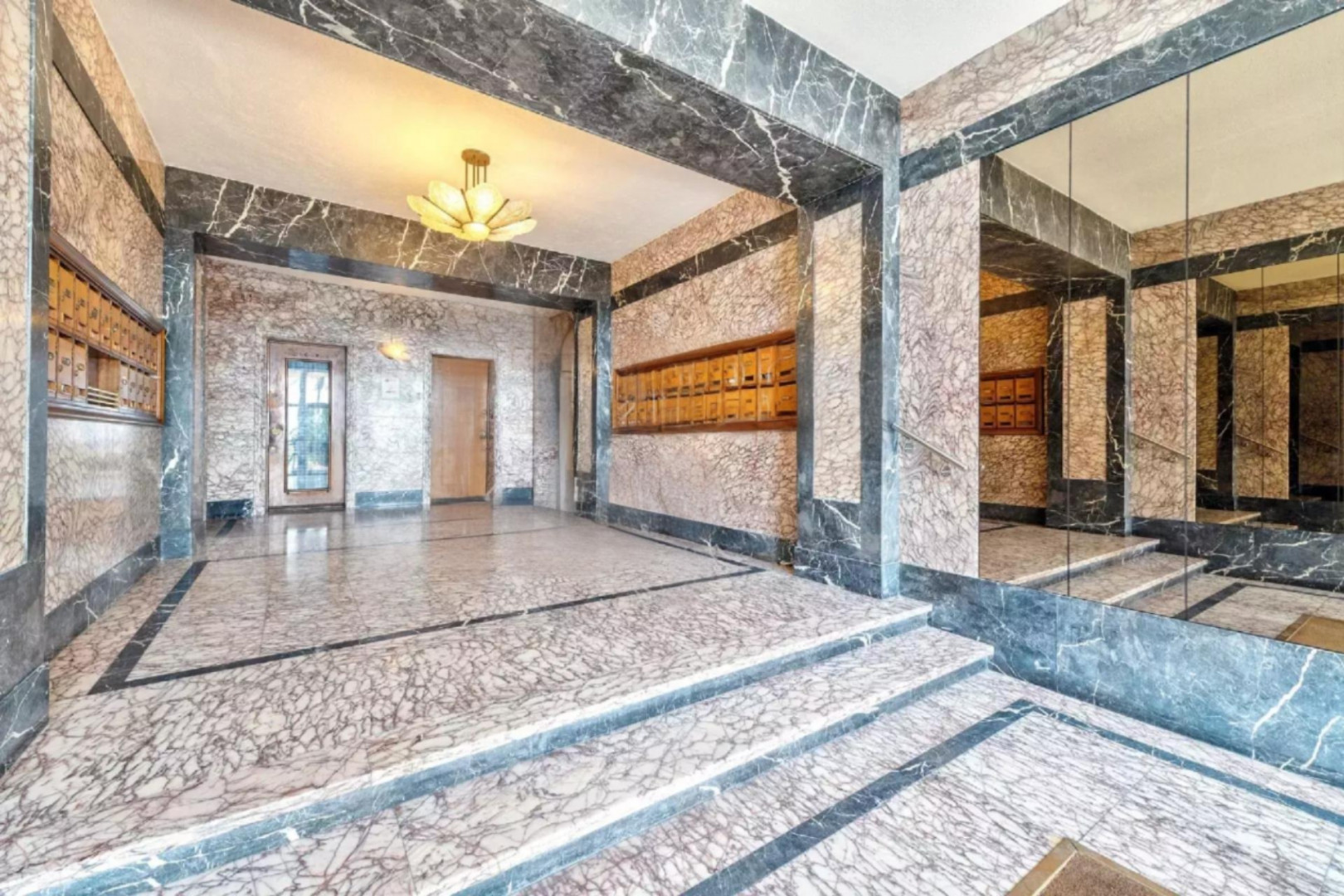 
                                                Vente
                                                 Promenade des anglais 3 pièces en étage élevé avec VUE MER a vendre