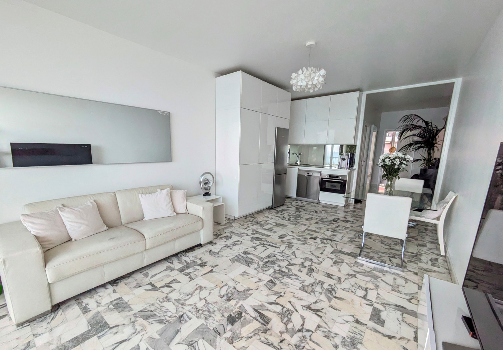 
                                                Vente
                                                 Promenade des anglais 3 pièces en étage élevé VUE MER a vendre