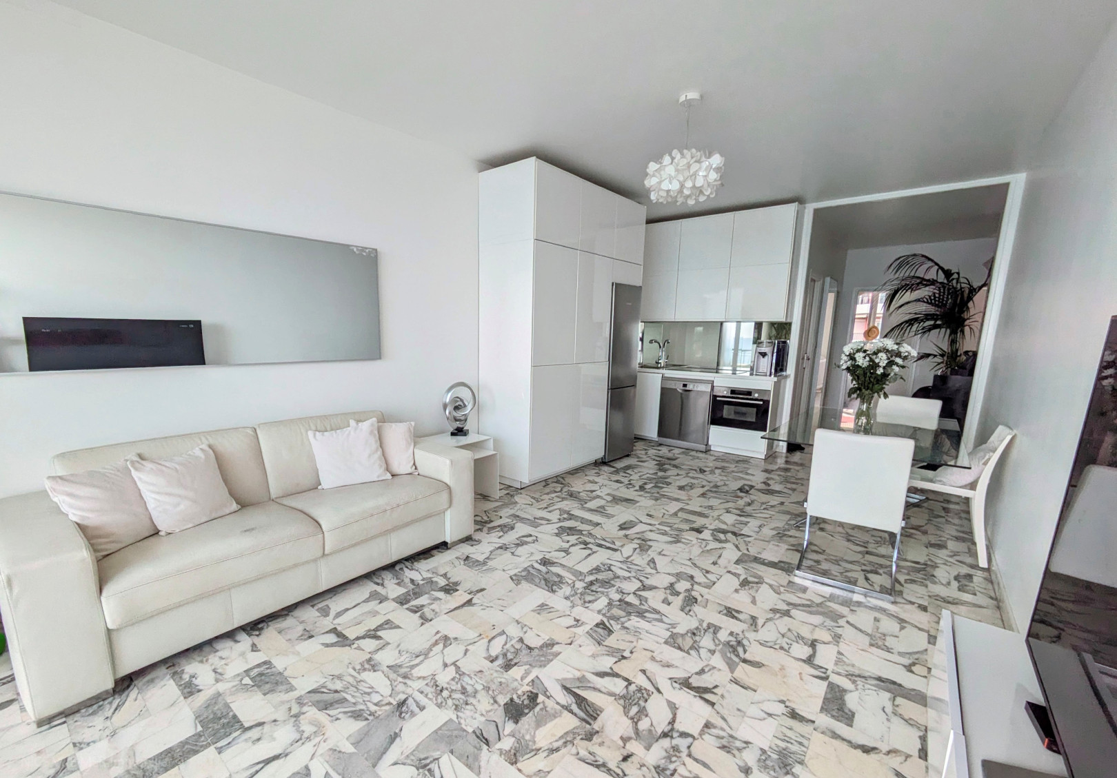 
                                                Vente
                                                 Promenade des anglais 3 pièces en étage élevé VUE MER a vendre