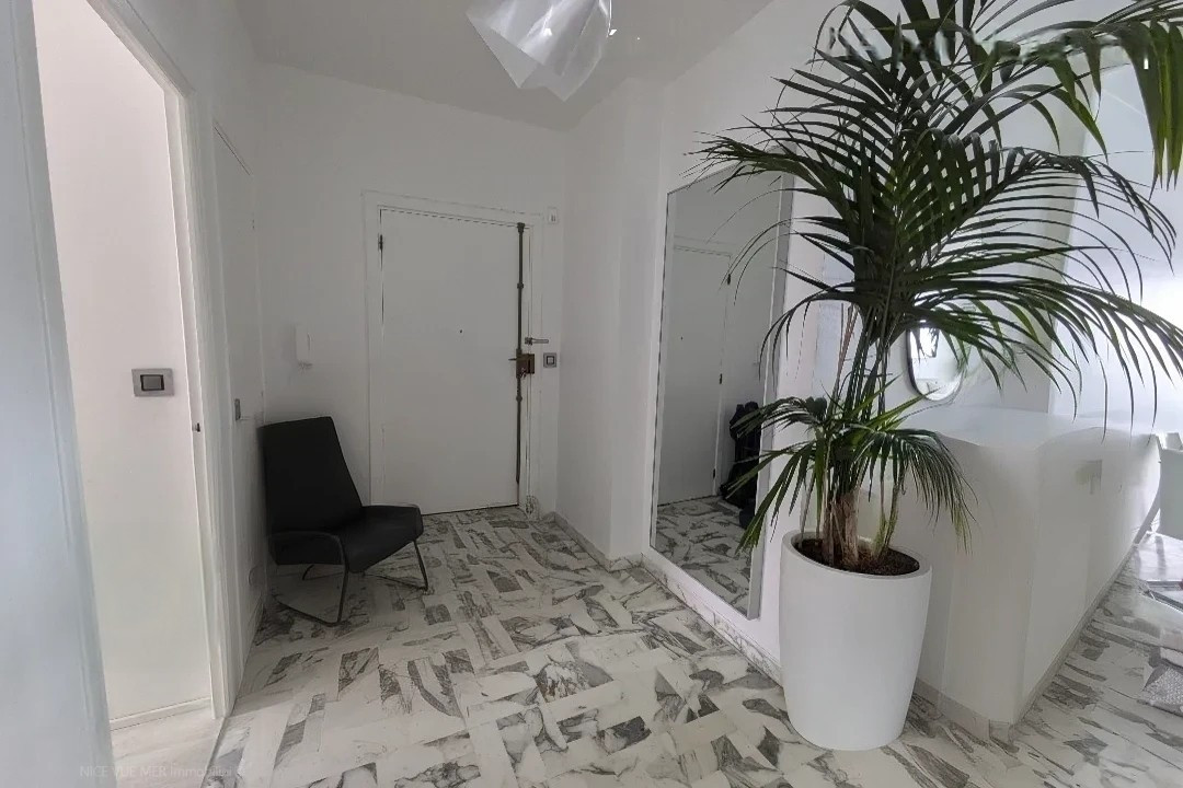 
                                                Vente
                                                 Promenade des anglais 3 pièces en étage élevé VUE MER a vendre