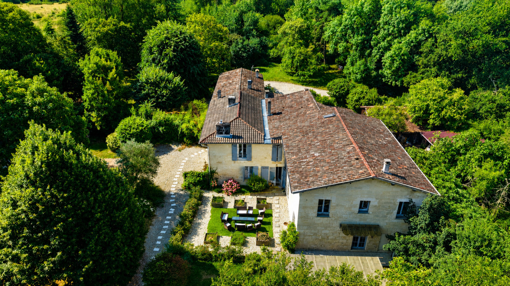 
                                                Vente
                                                 Propriété 438 m², piscine et parc arboré