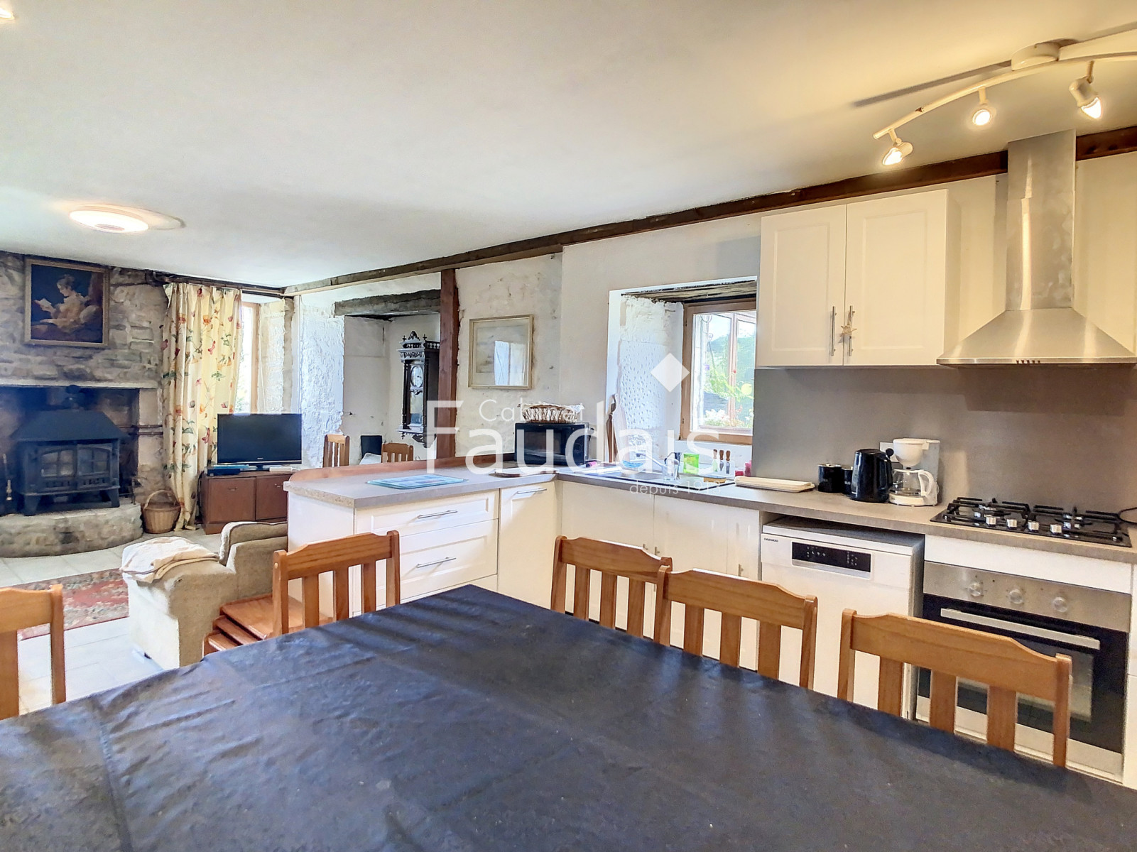 
                                                Vente
                                                 Propriété avec deux logements et grand potentiel d'agrandiss
