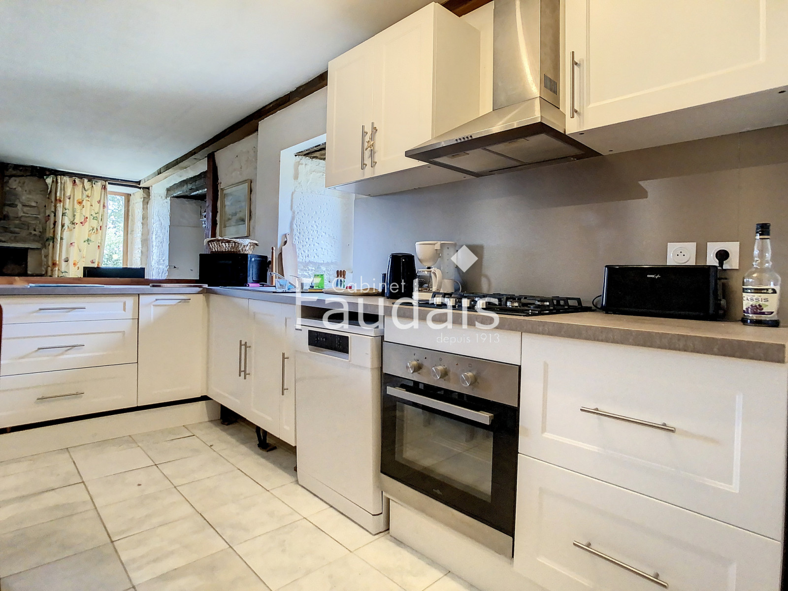 
                                                Vente
                                                 Propriété avec deux logements et grand potentiel d'agrandiss