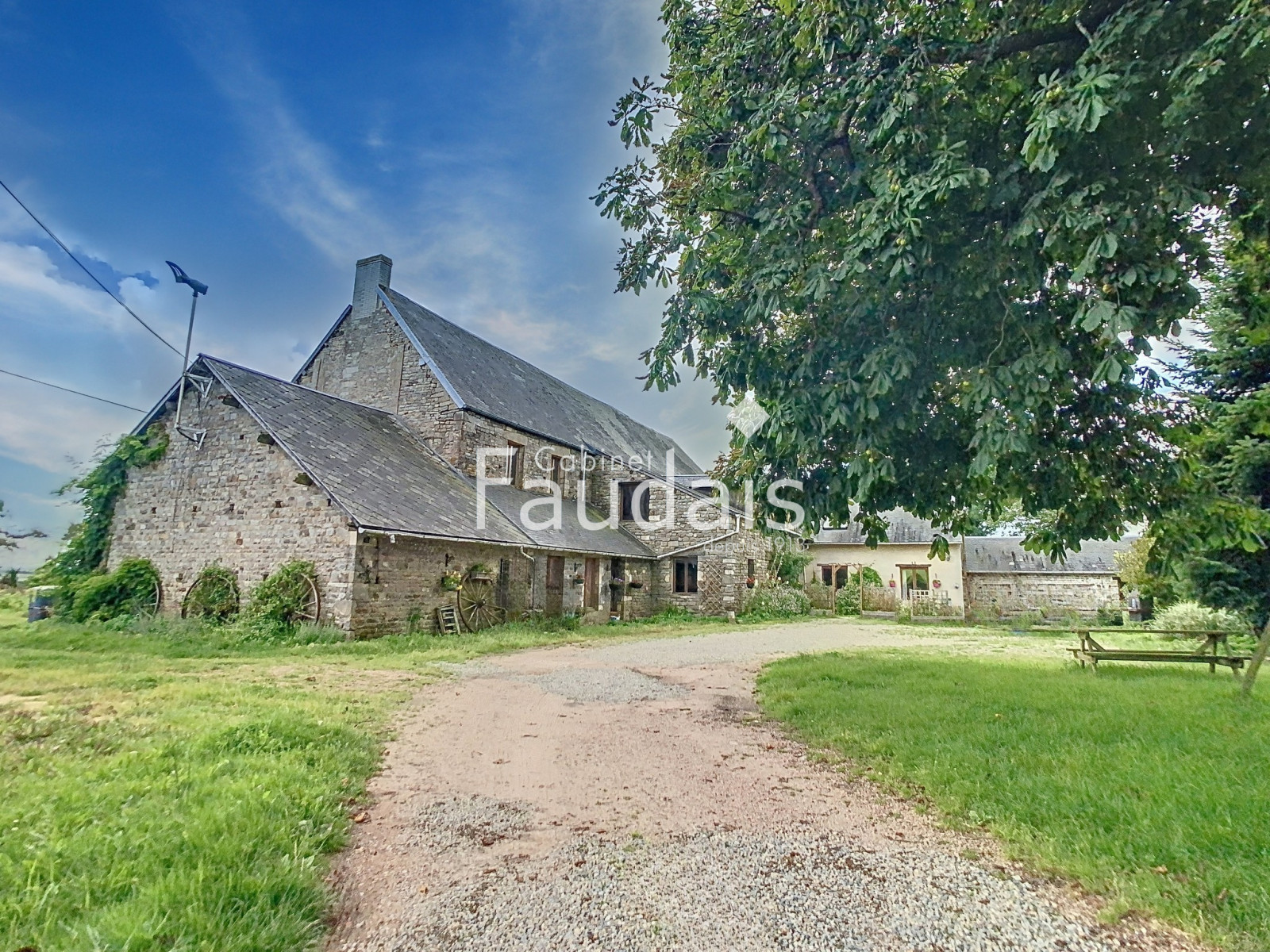 
                                                Vente
                                                 Propriété avec deux logements et grand potentiel d'agrandiss