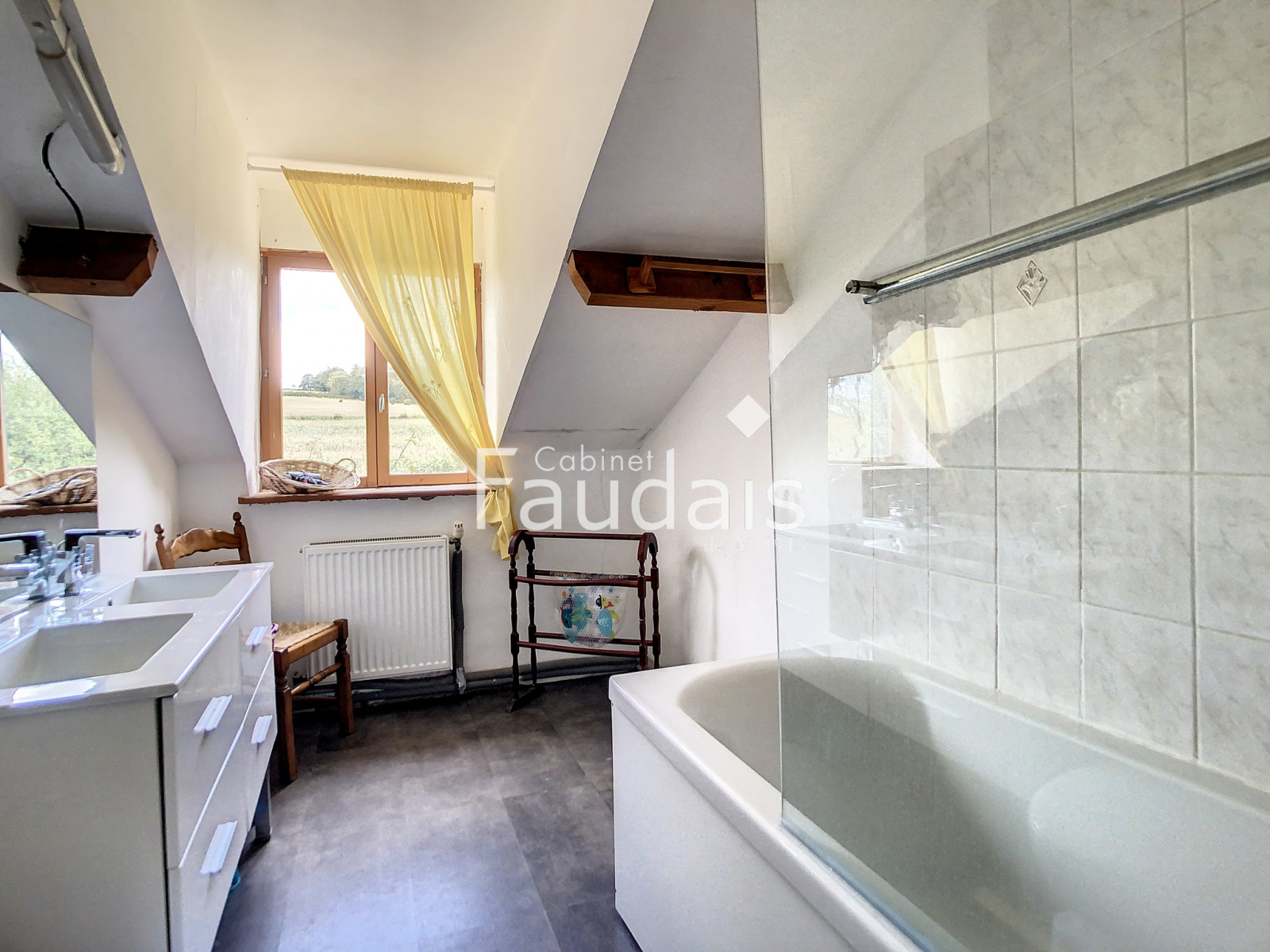 
                                                Vente
                                                 Propriété avec deux logements et grand potentiel d'agrandiss